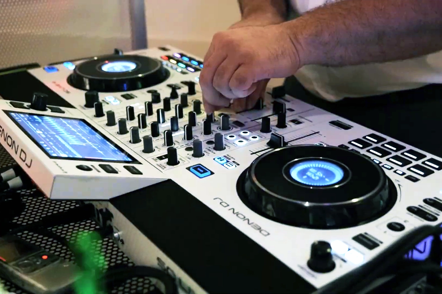 Hände bedienen Regler an grauem Denon DJ Pult von DJ Jürgen.