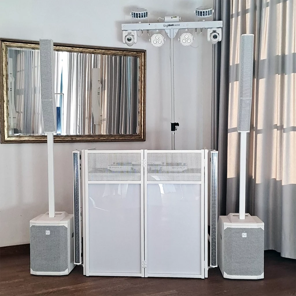 Weiße DJ-Anlage von Hochzeits-DJ Jürgen in Neustadt an der Aisch mit zwei weißen Speakern und weißer Lichtanlage vor großem Wandspiegel..